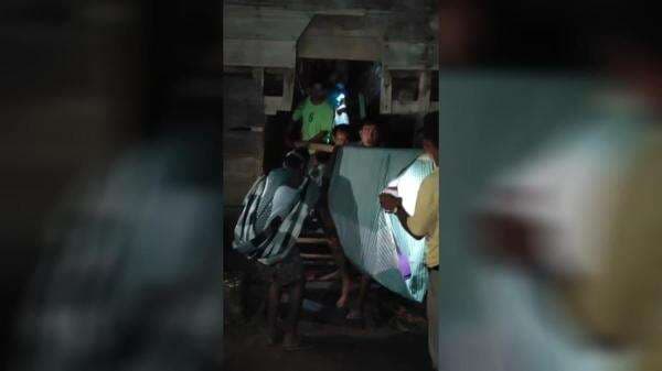 Ibu Hamil di Maros Melahirkan di Tengah Perjalanan, Dievakuasi Pakai Sarung Akibat Jalan Rusak Ibu Hamil di Maros Melahirkan di Tengah Perjalanan, Dievakuasi Pakai Sarung Akibat Jalan Rusak