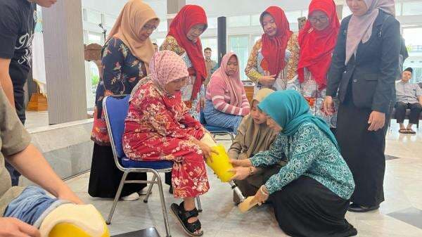 Puluhan Penyandang Disabilitas di Garut Dapat Bantuan Kaki Palsu