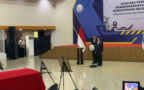 Menteri Trenggono Pingsan saat Serahkan Jenazah Tiga Pegawai KKP Korban Pesawat ATR 42-500