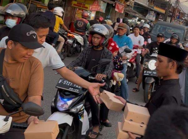 Ikatan Remaja Masjid Syarikatul Anwar Berbagi Takjil di Jalan Raya Cilebut
