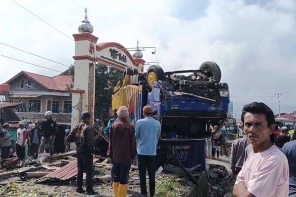 Kecelakaan Maut Truk Trailer Rem Blong di Jalur Padang Panjang-Bukittinggi, 5 Orang Tewas