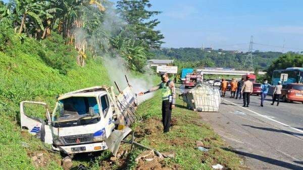 Kecelakaan di Tol Bawen-Semarang, Bus Tabrak Mobil dan Truk Muat Bahan Kimia