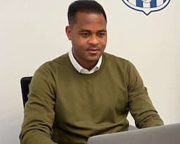 Legenda Timnas: Patrick Kluivert Harus Maksimalkan Peluang Indonesia ke Piala Dunia 2026 