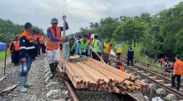 Update! Jalur Gubug-Karangjati Masih Ditutup, KAI Kerahkan Alat Berat 