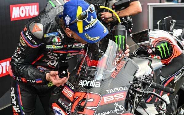 Selebrasi Unik Marco Bezzecchi Kasih Cincin Lamar Motor Aprilia Usai Menang MotoGP Valencia 2025 Selebrasi Unik Marco Bezzecchi Kasih Cincin Lamar Motor Aprilia Usai Menang MotoGP Valencia 2025