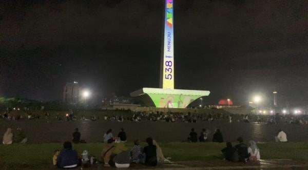 Kawasan Monas Dipadati Pengunjung Rayakan Malam Tahun Baru 2026
