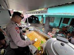 Brimob Jadi Chef Dadakan, Siapkan 2.000 Porsi Makanan untuk Korban Banjir Demak