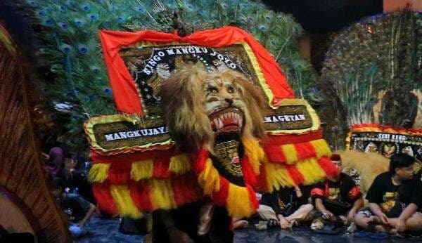 Seniman Ponorogo Gelar Pertunjukan Reog di Malam Ramadhan Bertajuk Tadarus Budaya Seniman Ponorogo Gelar Pertunjukan Reog di Malam Ramadhan Bertajuk Tadarus Budaya