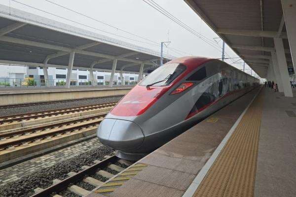 Temui Airlangga, Bos KCIC: Restrukturisasi Utang Whoosh Kami Serahkan ke Danantara