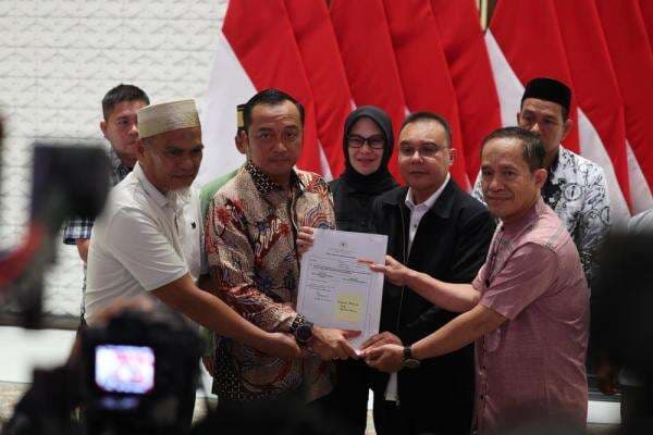 Prabowo Pulihkan Martabat Dua Guru Luwu yang Dipecat dengan Rehabilitasi