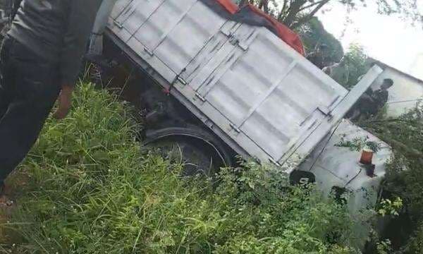 Ngeri! Kecelakaan Maut di Comal Baru, Truk Trailer Tabrak 3 Motor, 2 Tewas di Lokasi Kejadian Ngeri! Kecelakaan Maut di Comal Baru, Truk Trailer Tabrak 3 Motor, 2 Tewas di Lokasi Kejadian