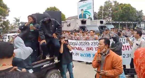 Ratusan Warga Gelar Aksi, Minta Kades Karangligar Diberhentikan Ratusan Warga Gelar Aksi, Minta Kades Karangligar Diberhentikan