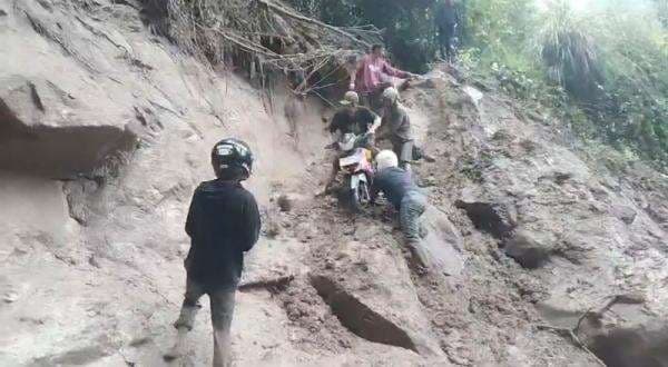 Nekat Terobos Longsor, Motor Warga Nyaris Terjun ke Jurang