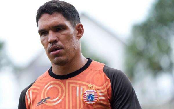 Van Basty Sousa Didenda Rp75 Juta dan Larangan Main 2 Laga Setelah Acungkan Jari Tengah ke Suporter Persib Bandung