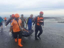 Geger !! Mayat Ditemukan di Pinggir Pantai Situbondo Dengan Kondisi Luka Bakar di Bagian Dada