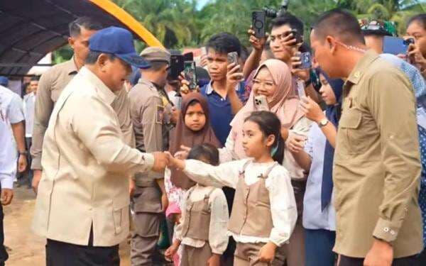 Ketika Lagu Indonesia Raya Sambut Kedatangan Prabowo di Posko Pengungsi di Agam