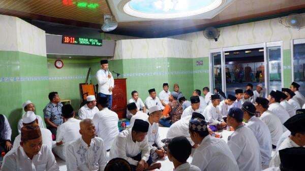 Wujudkan Kebersamaan dan Kekeluargaan, Petugas Lapas Jombang dan Warga Binaan Buka Bersama Wujudkan Kebersamaan dan Kekeluargaan, Petugas Lapas Jombang dan Warga Binaan Buka Bersama