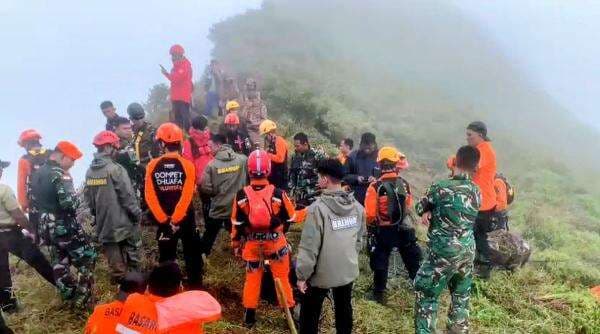 Tim Gabungan Temukan Dua Korban Pesawat ATR 42-500 di Tebing Curam