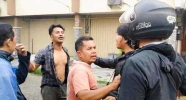 Preman Intimidasi Wartawan Saat Melakukan Peliputan Lowongan Kerja di Bekasi Preman Intimidasi Wartawan Saat Melakukan Peliputan Lowongan Kerja di Bekasi