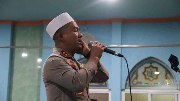 Shalat Tarawih Berjamaah Bareng Warga Pegongsoran, Kapolres Pemalang Jadi Muadzin Shalat Tarawih Berjamaah Bareng Warga Pegongsoran, Kapolres Pemalang Jadi Muadzin