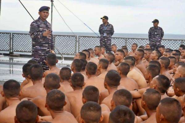 Melihat Tradisi Mandi Suci di Kapal Perang, Ritual Sakral Taruna Akademi TNI AL