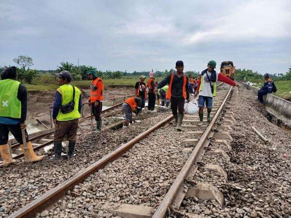 Perbaikan Jalur KA Imbas Banjir di Grobogan Hari Ketiga, KAI Masih Terapkan Pola Operasi Memutar