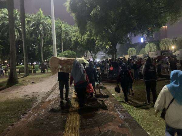 Hujan Warnai Malam Tahun Baru 2026 di Monas