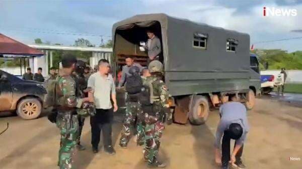 Belasan WNA China Penyerang TNI Ditangkap, Petugas Temukan Sajam hingga Airsoft Gun