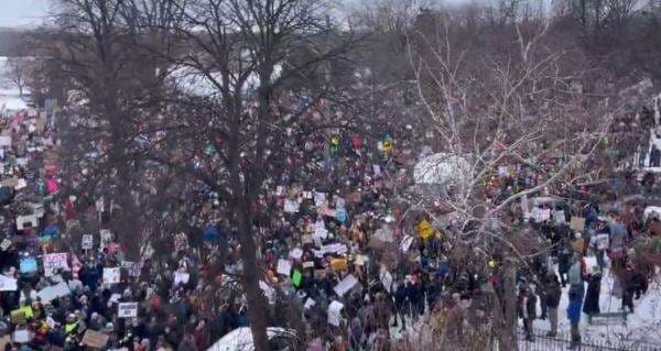Puluhan Ribu Orang Berdemonstrasi di Minneapolis, Protes Penembakan Mematikan oleh ICE