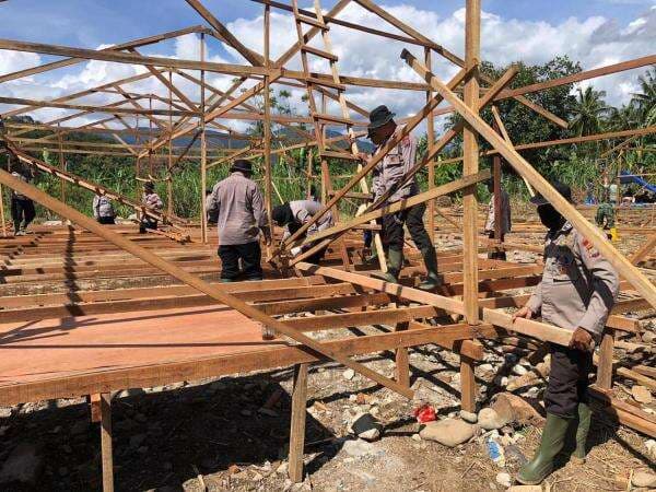 Percepat Pemulihan Pascabencana, TNI dan Brimob Bangun Huntara di Sumbar