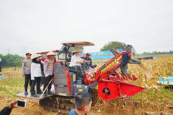 Ikut Panen Raya di Bekasi, Kapolri dan Ketua Komisi IV Komitmen Dukung Ketahanan Pangan