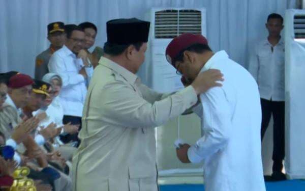 Momen Gus Ipul Menangis di Pelukan Presiden Prabowo saat  Luncurkan Sekolah Rakyat