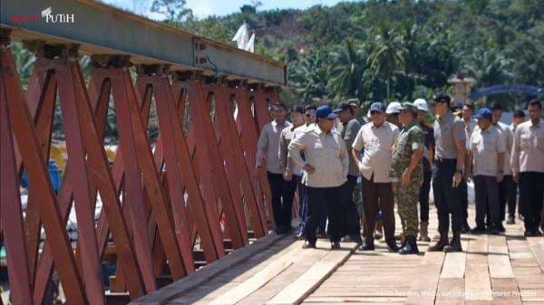 Prabowo Cek dan Jajal Langsung Jembatan Bailey di Sungai Garoga, Tapanuli Selatan