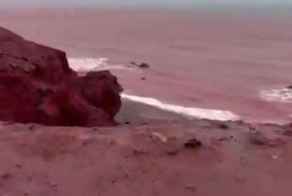 Heboh Laut di Iran Berubah Menjadi Merah Darah, Ini Sebabnya