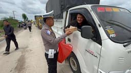 Satlantas Polres Pelalawan Bagikan Ratusan  Nasi Kotak di Lokasi Banjir