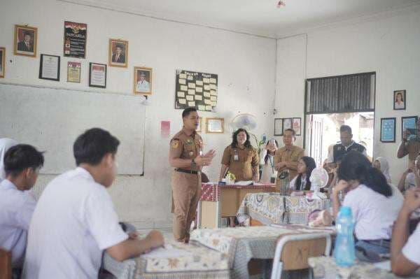 Pantau Pembelajaran Hybrid, Plt. Kadisdik Kalteng Beri Motivasi dan Pesan Moral kepada Siswa