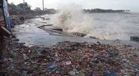 Warung di Pesisir Labuan Pandeglang Rusak Parah! Gelombang Tinggi Bawa Puluhan Ton Sampah Plastik