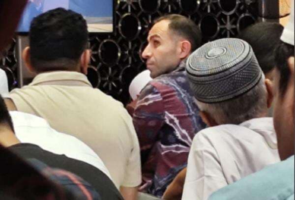 Foto-Foto Calon Pelatih Timnas Indonesia Timur Kapadze Dengarkan Khotbah Jumat di Masjid Istiqlal Siang Ini