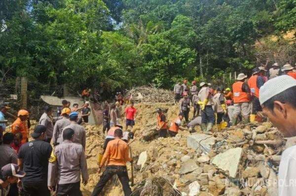 Longsor Sibolga, Tim Gabungan Terus Cari Bocah Perempuan Hilang Tertimbun Longsor