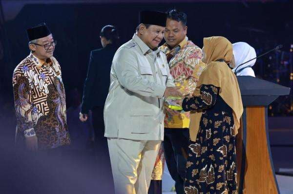 Prabowo Beri Penghargaan 3 Guru Berdedikasi di Puncak HGN 2025