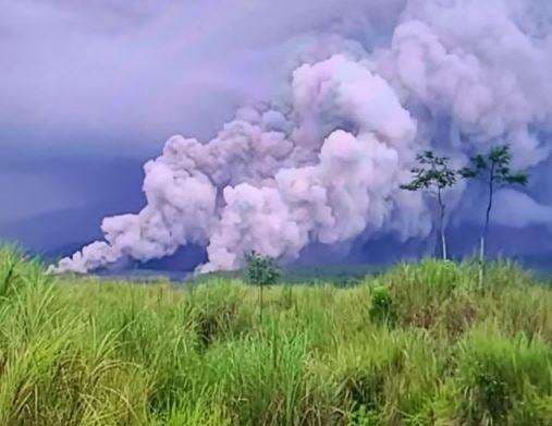 Gunung Semeru Meletus Dahsyat, PVMBG Minta Warga Waspadai Awan Panas