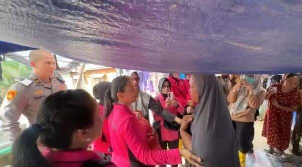 Kapolri dan Istri Sambangi Posko Pengungsi Banjir Aceh, Dengarkan Curhat dan Keluhan Korban