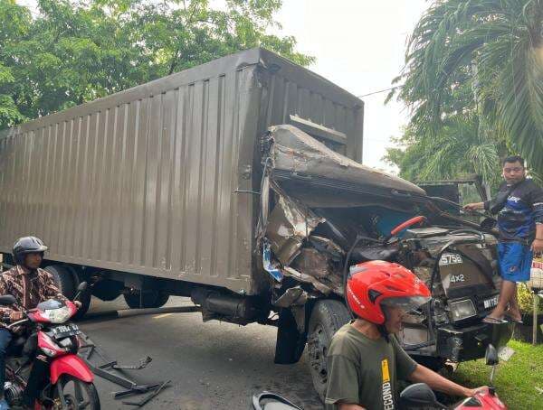 Dua Truk di JLU Kota Probolinggo Adu Moncong, Dua Supir Selamat