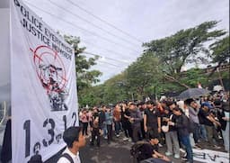 Demo Massa di Depan Polda Jateng Tuntut Keadilan atas Tewasnya Siswa SMKN 4 Semarang