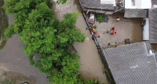 Petugas Sedot Air Agar Banjir di Cilegon Cepat Surut