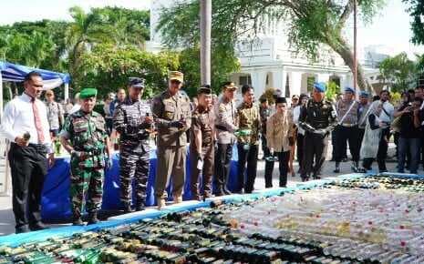 Jaga Kondusifitas Jelang Nataru di Kota Cirebon, Polisi Musnahkan Ribuan Botol Miras