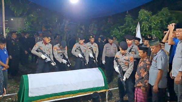 Anggota Polisi Polres Buton Tewas Ditikam Orang Tak Dikenal Anggota Polisi Polres Buton Tewas Ditikam Orang Tak Dikenal