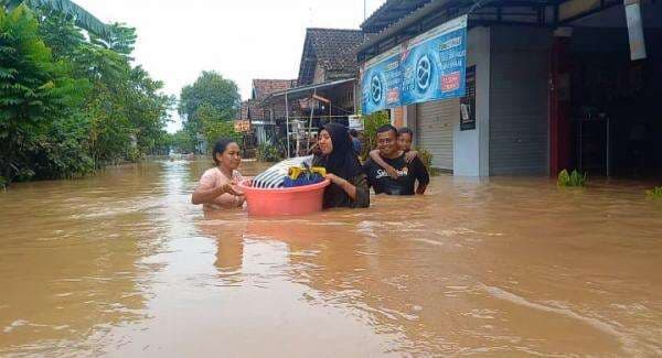 Sempat Surut, Banjir di Jombang Datang Lagi Setinggi Sedada Orang Dewasa, Warga Mengungsi!