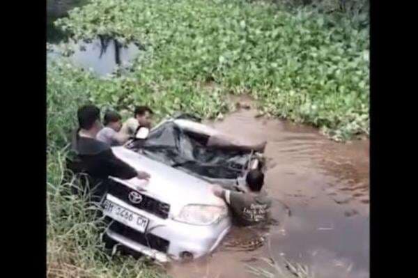 Kecelakaan Mobil Bank Terjun ke Kanal di Pelalawan Riau, 2 Pegawai Tewas
