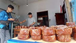 Jelang Imlek 2025, Produsen Kue Keranjang di Tasikmalaya Banjir Pesanan